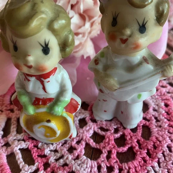 Vintage Kitsch Ceramic Figurines with Musical Instruments - Picture 5 of 5